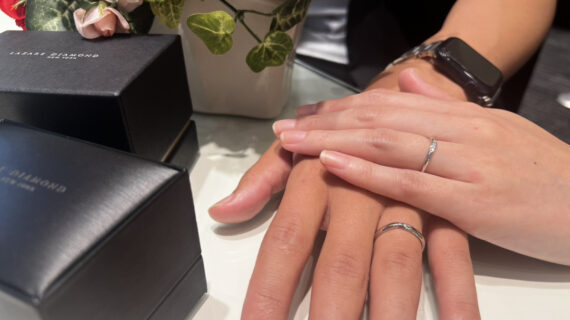 ラザールダイヤモンドの結婚指輪を着けたカップル