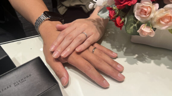 ラザールダイヤモンドの結婚指輪を着けたカップル