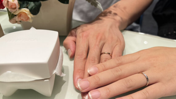 NIWAKA（ニワカ）の結婚指輪を着けたカップル