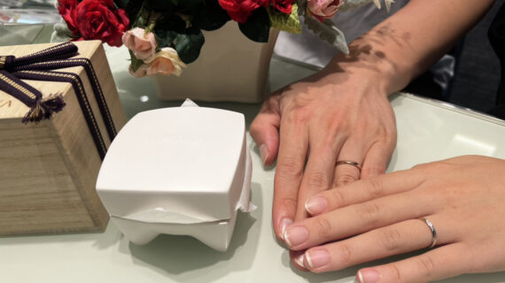 NIWAKA（ニワカ）の結婚指輪を着けたカップル
