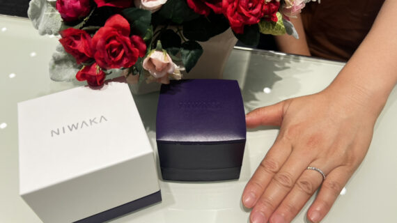 NIWAKA（ニワカ）の結婚指輪を着けた女性の手元