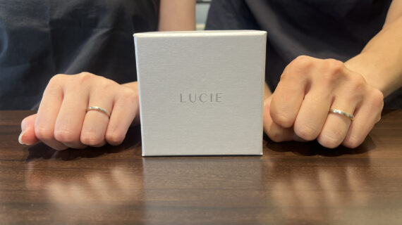 ル市江の結婚指輪をつけた手元