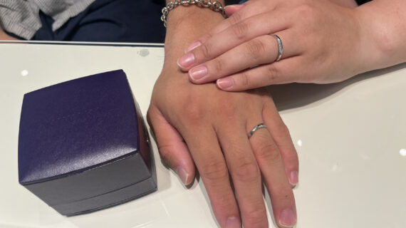 俄の結婚指輪をつけた手元
