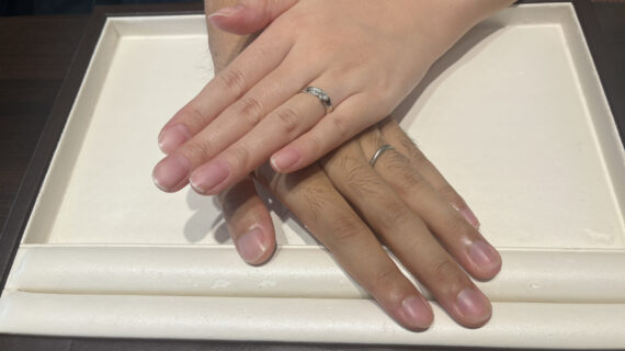 NIWAKAの婚約指輪と結婚指輪をつけているカップル