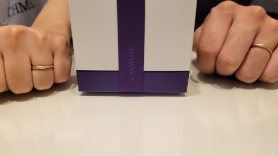ニワカの結婚指輪を着けたカップルの手元