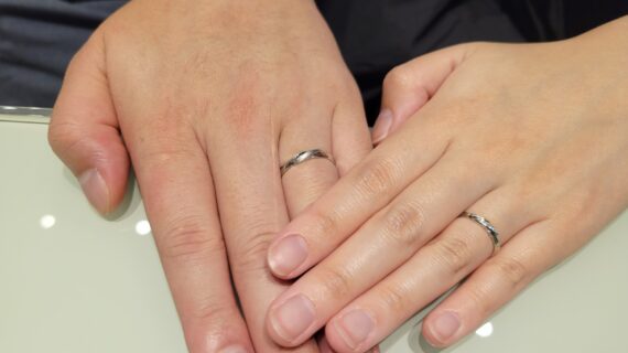 カフェリングの結婚指輪を着けたカップルの手元