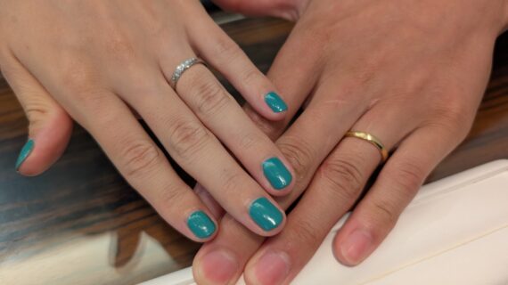サムシングブルーの結婚指輪をつけたカップル
