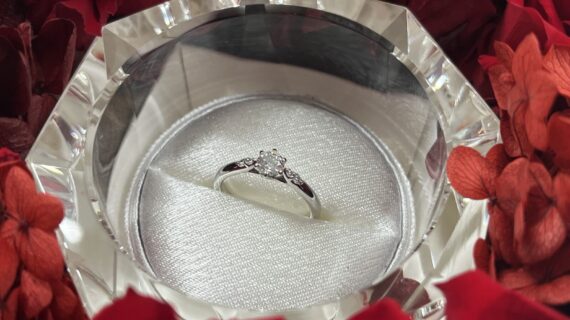 ラザールダイヤモンドの婚約指輪を選んだ男性