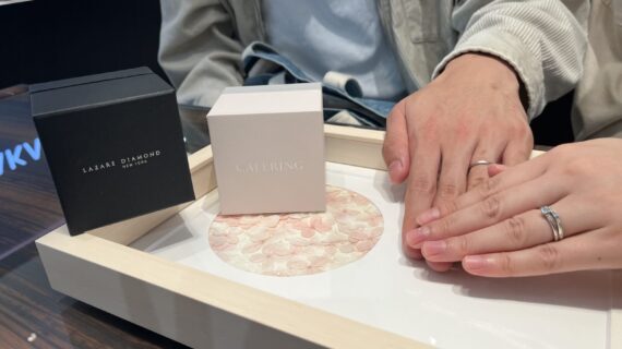 カフェリングの結婚指輪を着けた夫婦