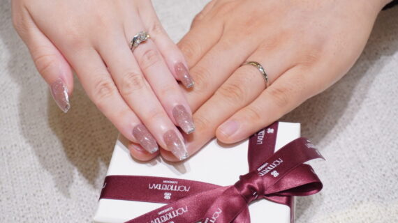 モニッケンダムの婚約指輪と結婚指輪を着けたカップルの手元
