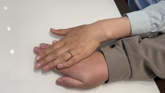 ニワカの婚約指輪を着けたカップル
