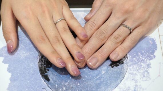 ルシエの結婚指輪をつけたカップルの手元