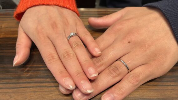 NIWAKAの婚約指輪と結婚指輪を着けたカップル