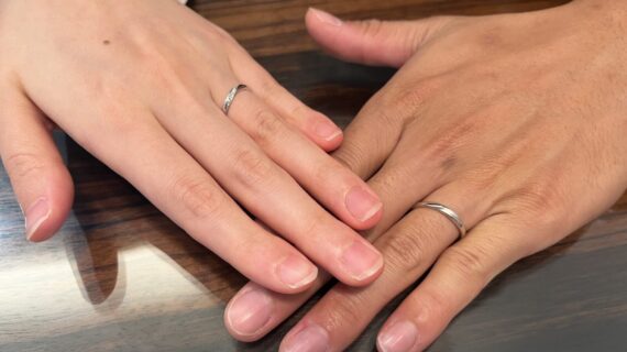 カフェリングとNIWAKAの結婚指輪を着けたカップル