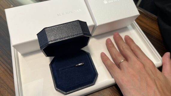 ニューヨークニワカとロイヤルアッシャーの結婚指輪を選んだカップル