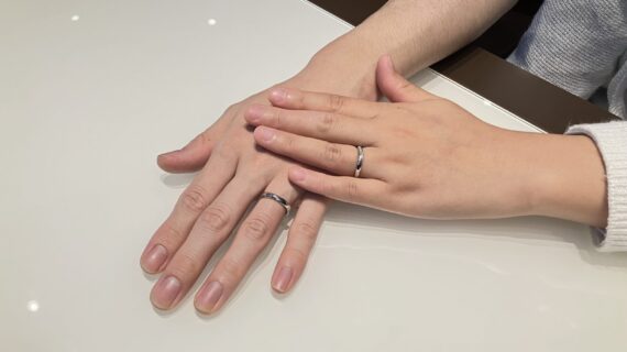 ルシエの結婚指輪をつけたカップル
