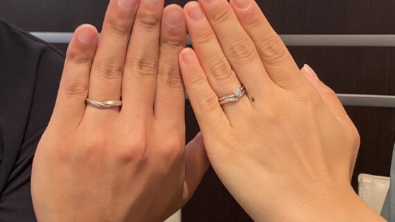 ニワカの婚約指輪と結婚指輪を着用したカップル