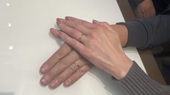 ルシエの結婚指輪をつけたカップル