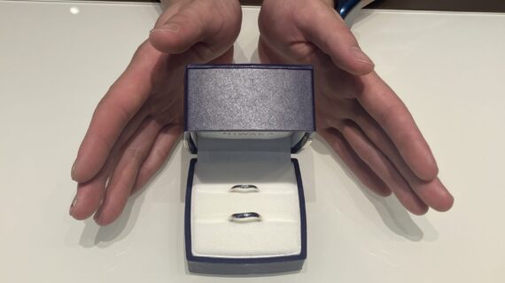 NIWAKAの結婚指輪をつけたカップル