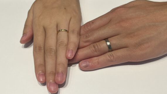 フィッシャーの結婚指輪を着けたカップル