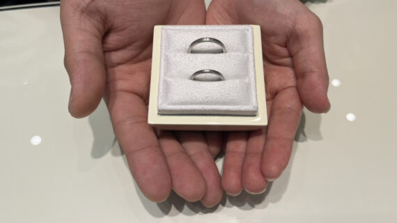 ルシエの結婚指輪のケースを持つカップル