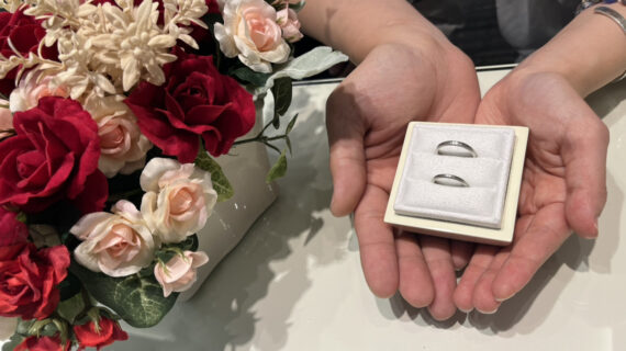 ルシエの結婚指輪のケースを持つカップル
