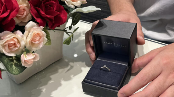 ラザールダイヤモンドの婚約指輪のケースを持つ男性