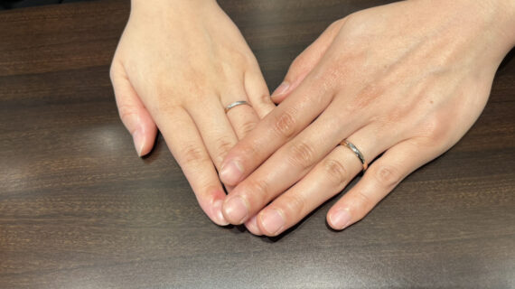 NIWAKAの結婚指輪を着けたカップル