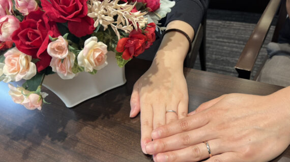 NIWAKAの結婚指輪を着けたカップル
