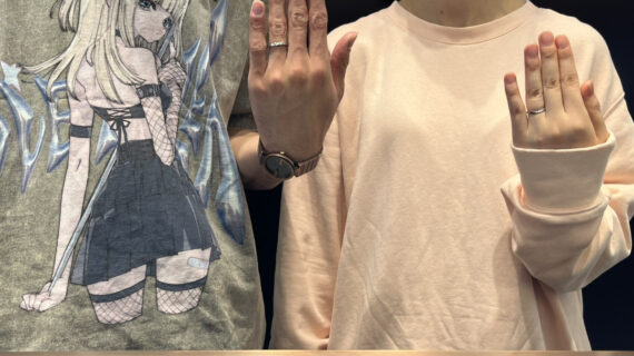 NIWAKA(ニワカ)の結婚指輪を身に着けた男女
