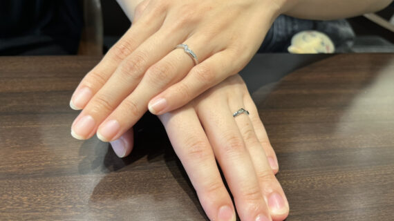 NIWAKA(ニワカ)の結婚指輪を着けた男女の手元