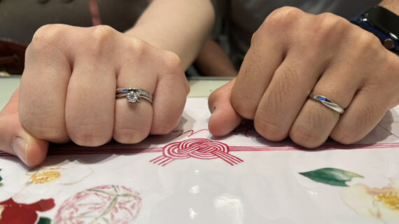 カフェリングの結婚指輪を着けた男性の手元とNIWAKA(ニワカ)の結婚指輪を着けた女性の手元
