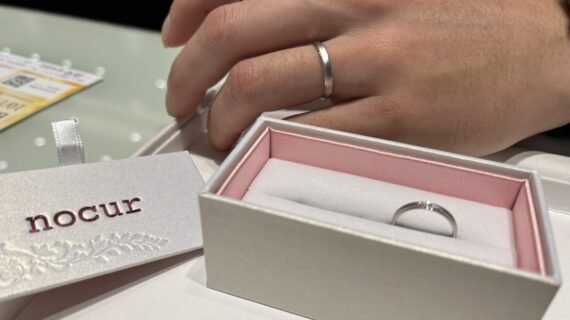 ノクルの結婚指輪を着けた男性の手元