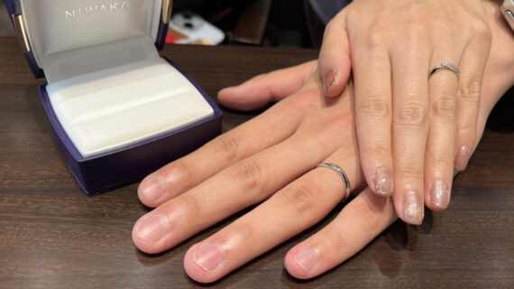 NIWAKA(ニワカ)の結婚指輪を着けた男女の手元