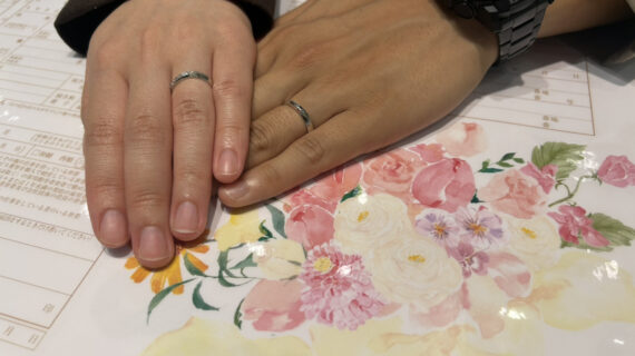 ニワカの結婚指輪を着けているカップル