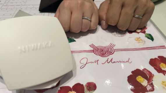 ニワカの結婚指輪を着けているカップル