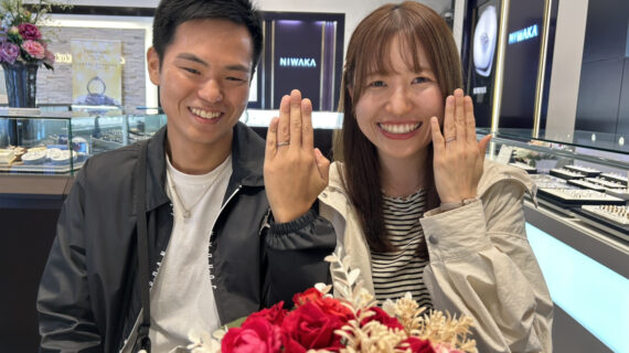 カフェリングの結婚指輪をつけているカップル