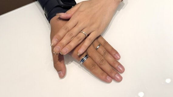 NIWAKAの結婚指輪を着けたカップル
