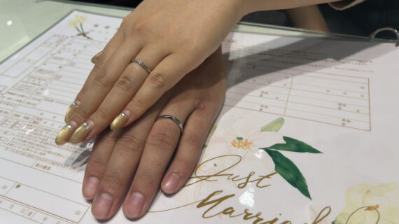ラザールダイヤモンドの結婚指輪をつけているカップル