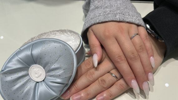 シンデレラの結婚指輪をつけているカップル