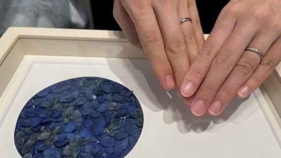 モニッケンダムの結婚指輪を身に付けるカップルの手元