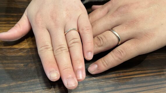 プルーブの結婚指輪を身に付けるカップルの手元