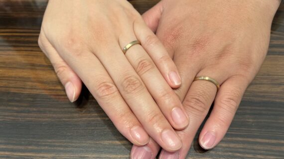 ニワカの結婚指輪を身に付けるカップルの手元