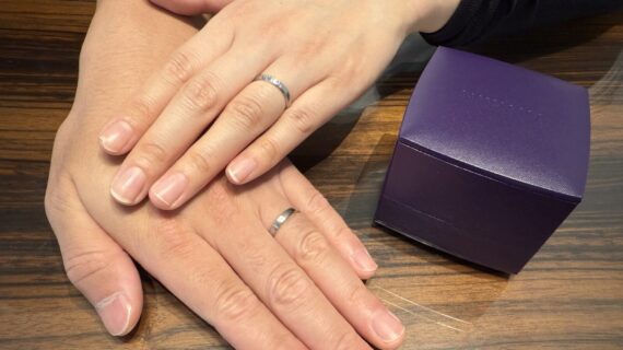 NIWAKAの結婚指輪をつけているカップル