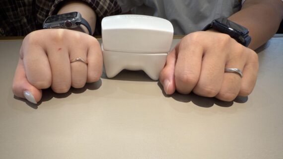 ニワカの結婚指輪をつけているカップル