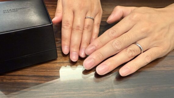 ラザールダイヤモンドの結婚指輪をつけているカップル