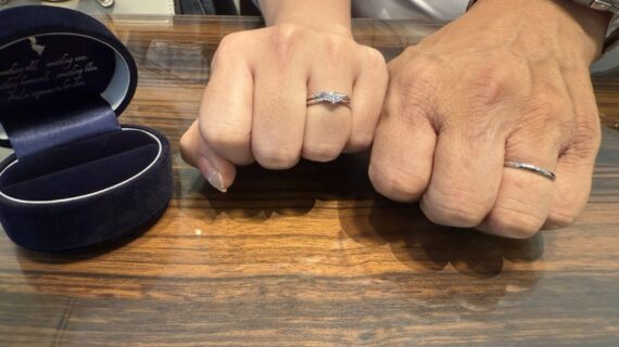 サムシングブルーの婚約指輪とルシエの結婚指輪をつけているカップル