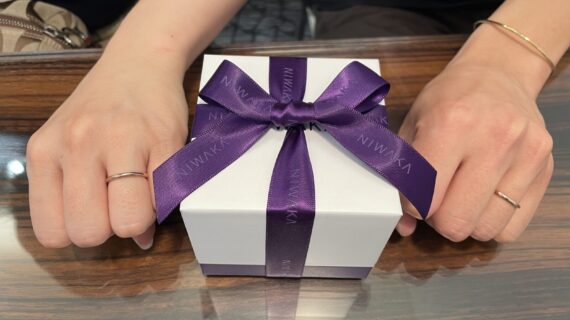 ニワカの結婚指輪をつけているカップル
