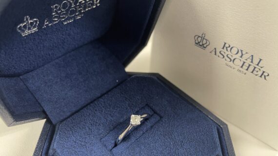 ロイヤルアッシャーの婚約指輪の写真