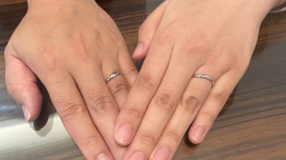 ニワカの結婚指輪をつけているカップル